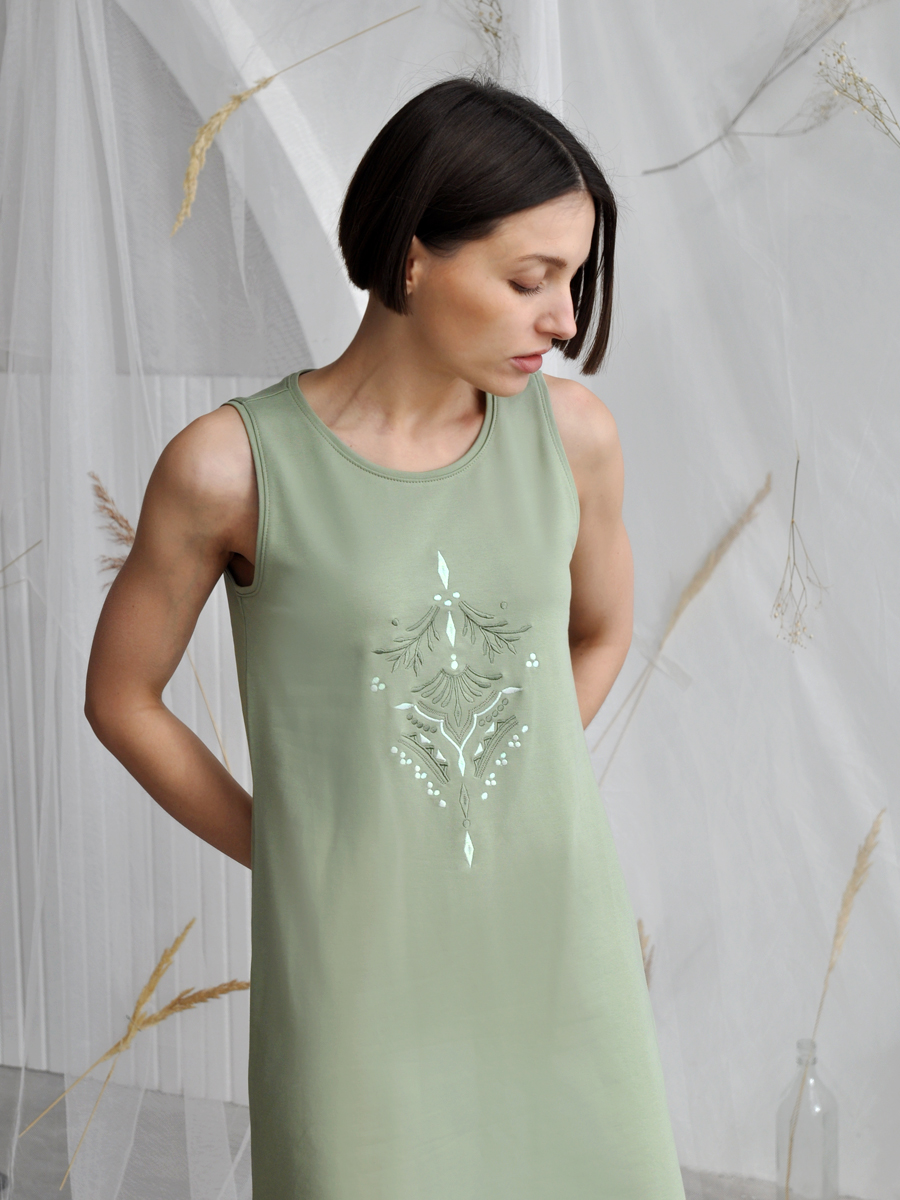 Платье оливковое без рукавов с вышивкой "Орнамент"