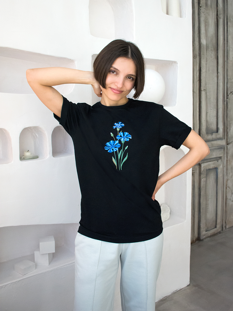 Женская черная футболка оверсайз с вышивкой "Василек"