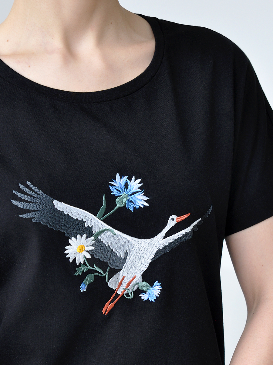 Женская черная футболка со спущенным плечом с вышивкой "Аист"