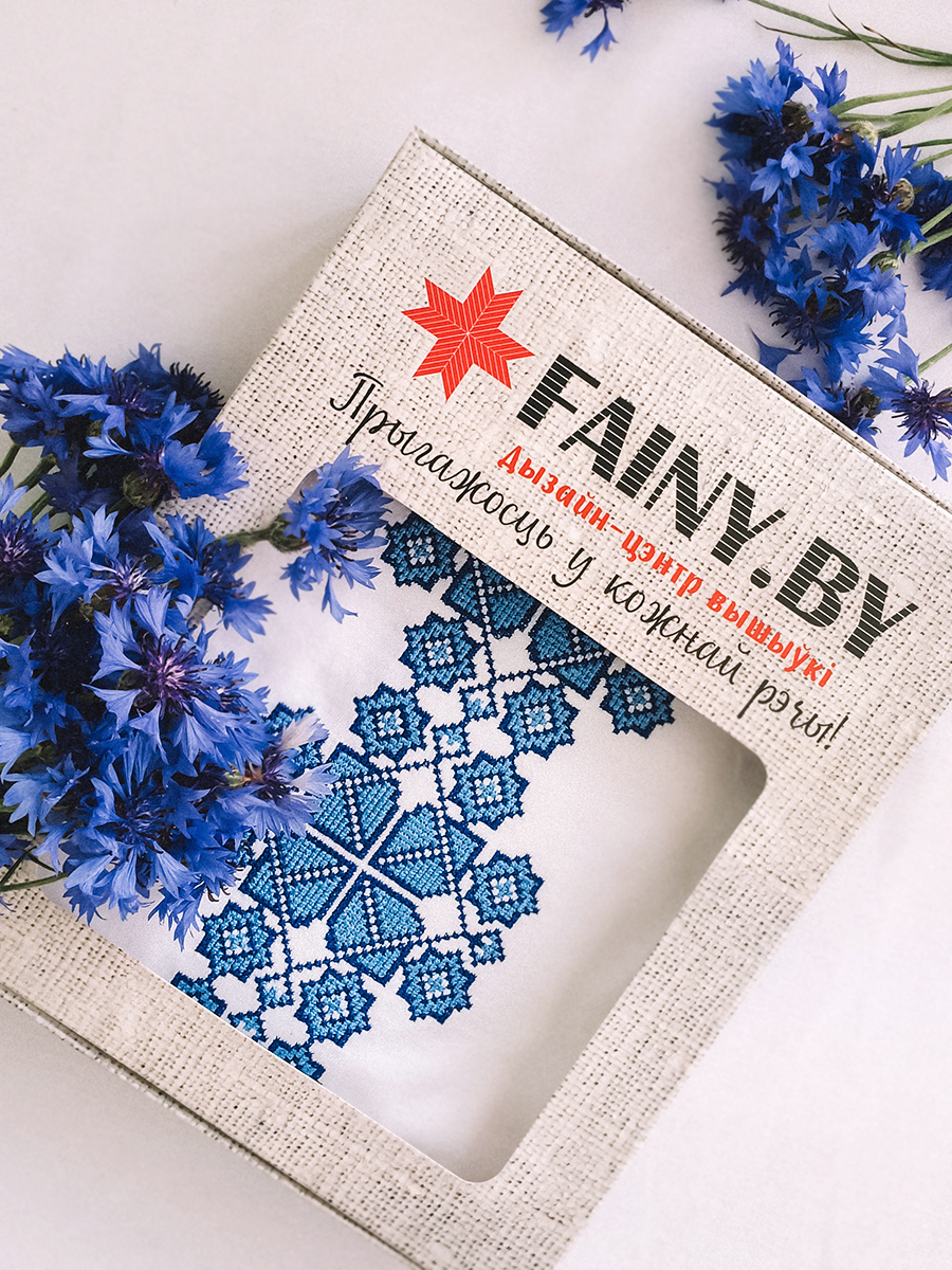 Женская футболка белая с синей вышивкой "Каляды" 