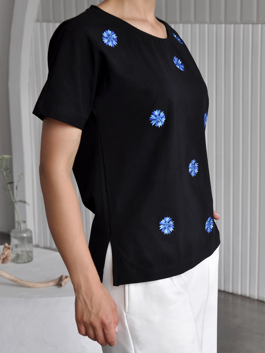 Женская черная футболка со спущенным плечом и разрезами с вышивкой "Василёчки"
