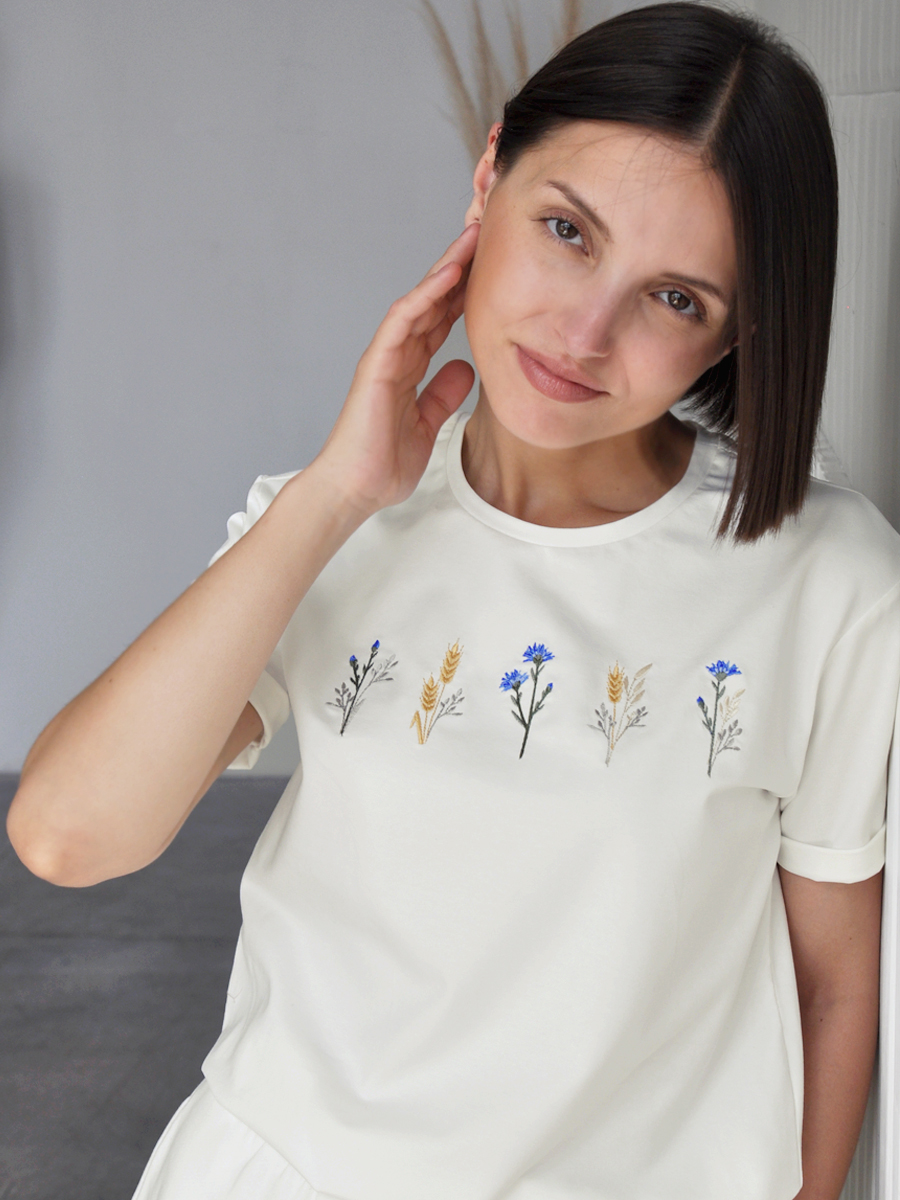 Женская молочная футболка оверсайз с вышивкой "Шёпот полей"
