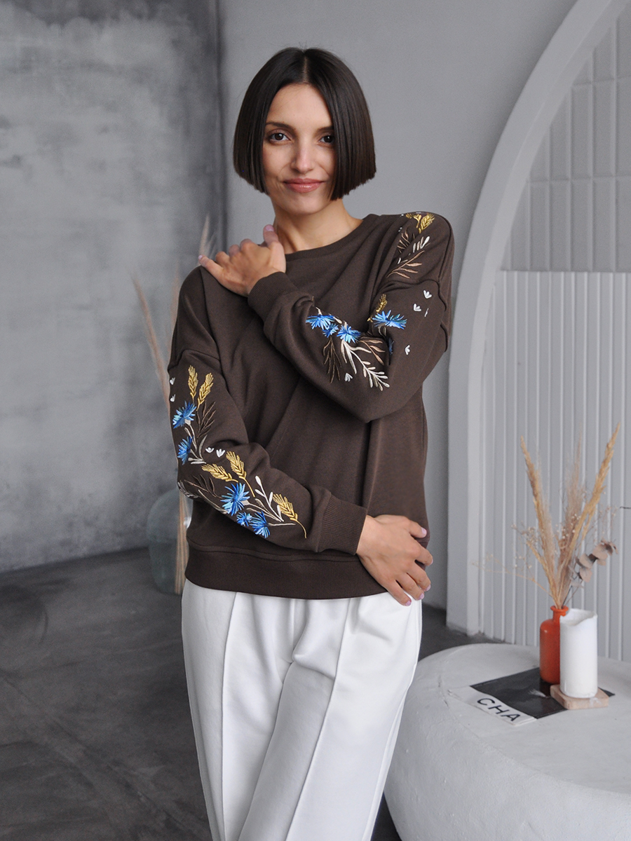 Женский свитшот шоколадного цвета с вышивкой "Валошкі ў каласах"