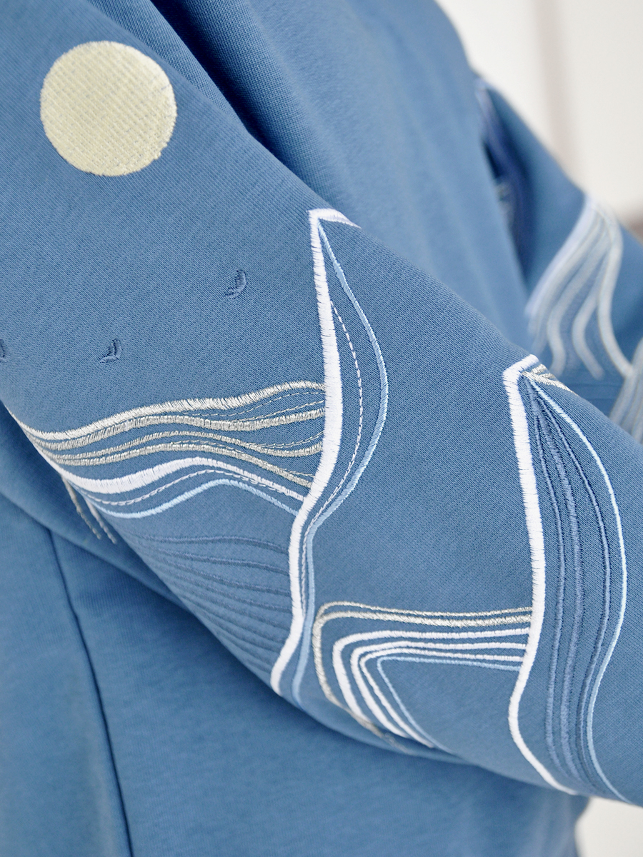 Женский свитшот реглан джинсового цвета с вышивкой "Горы"