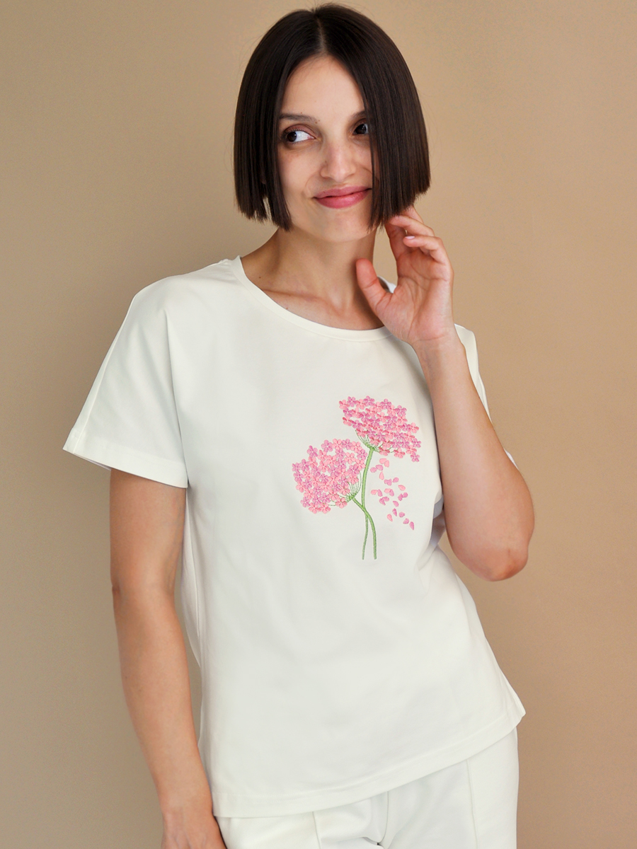 Женская молочная футболка со спущенным плечом с вышивкой "Гортензия"