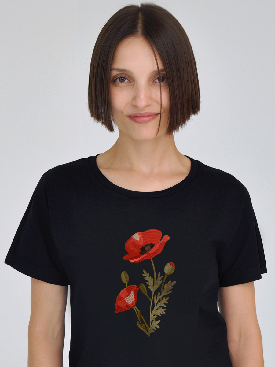 Женская черная футболка со спущенным плечом с вышивкой "Маки"