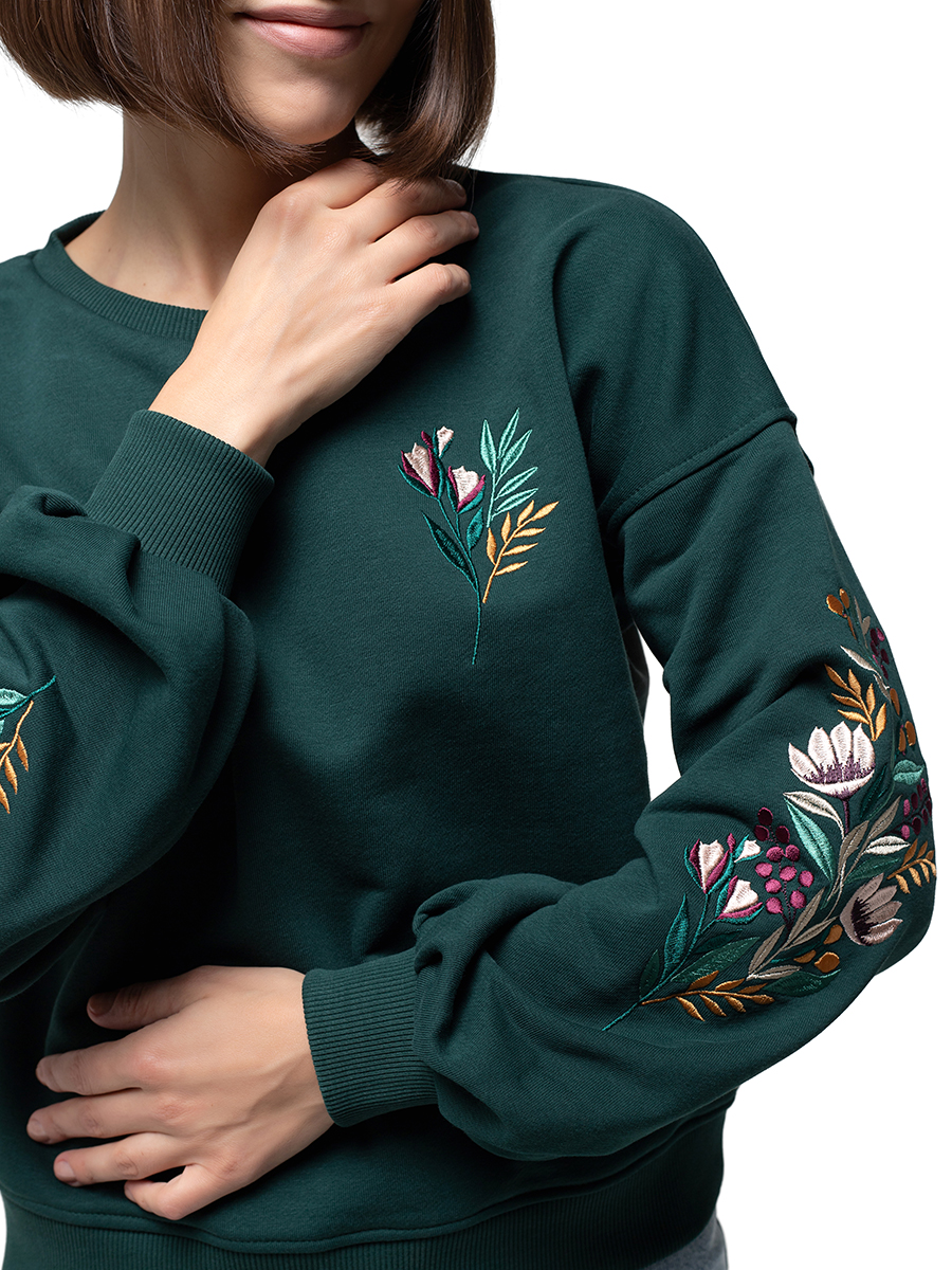 Женский свитшот оверсайз изумрудный с цветочной вышивкой на рукавах