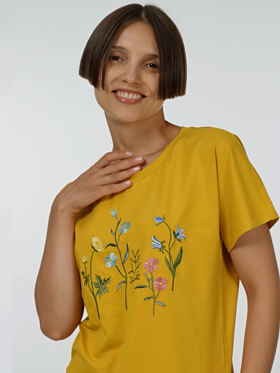 Женская горчичная футболка со спущенным плечом и разрезами с вышивкой "Мир цветов"