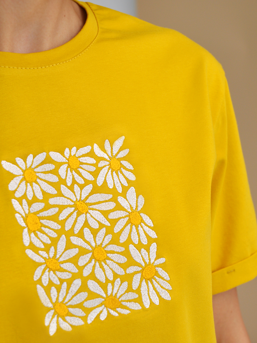 Женская горчичная футболка оверсайз с вышивкой "Поле ромашек"