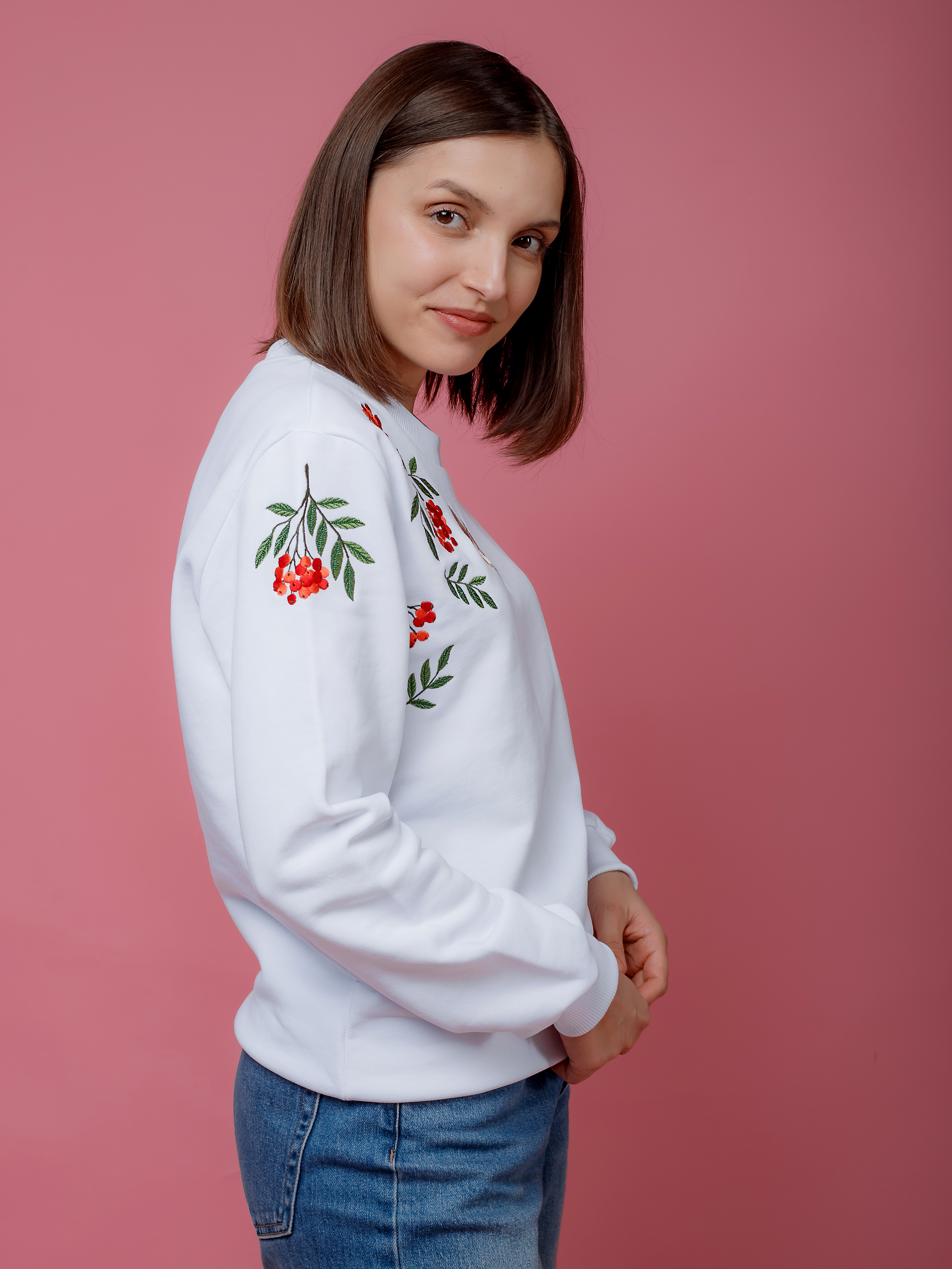 Женский свитшот белый прямого кроя с вышивкой "Рябинка"