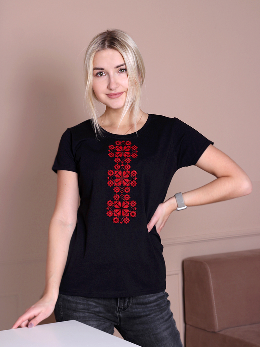 Женская футболка черная с красной вышивкой "Каляды" 