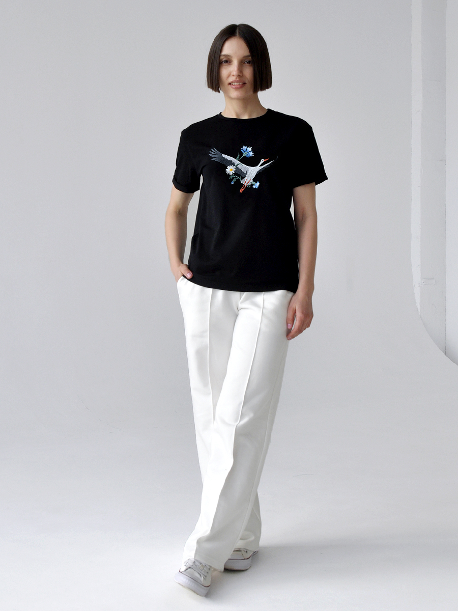 Женская черная футболка оверсайз с вышивкой "Аист"