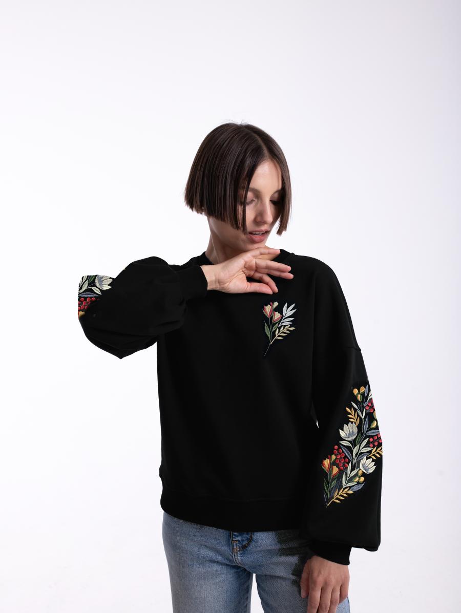 Черный женский свитшот оверсайз с цветочной вышивкой на рукавах