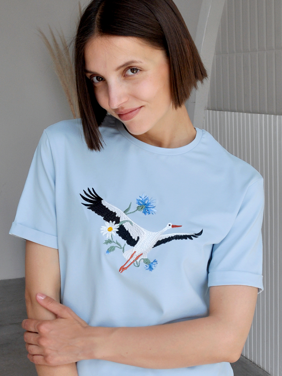 Женская голубая футболка оверсайз с вышивкой "Аист"