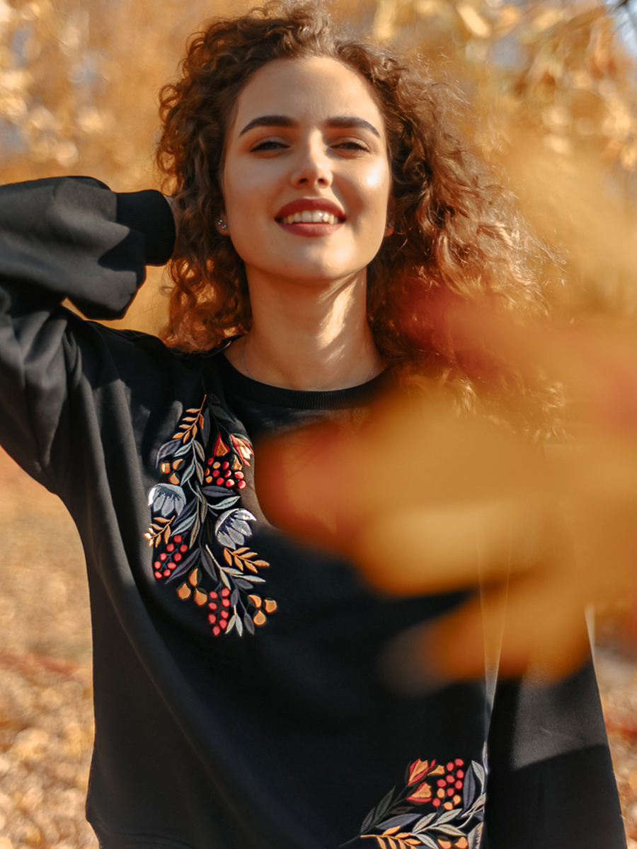 Женский черный свитшот оверсайз с цветочной вышивкой по диагонали