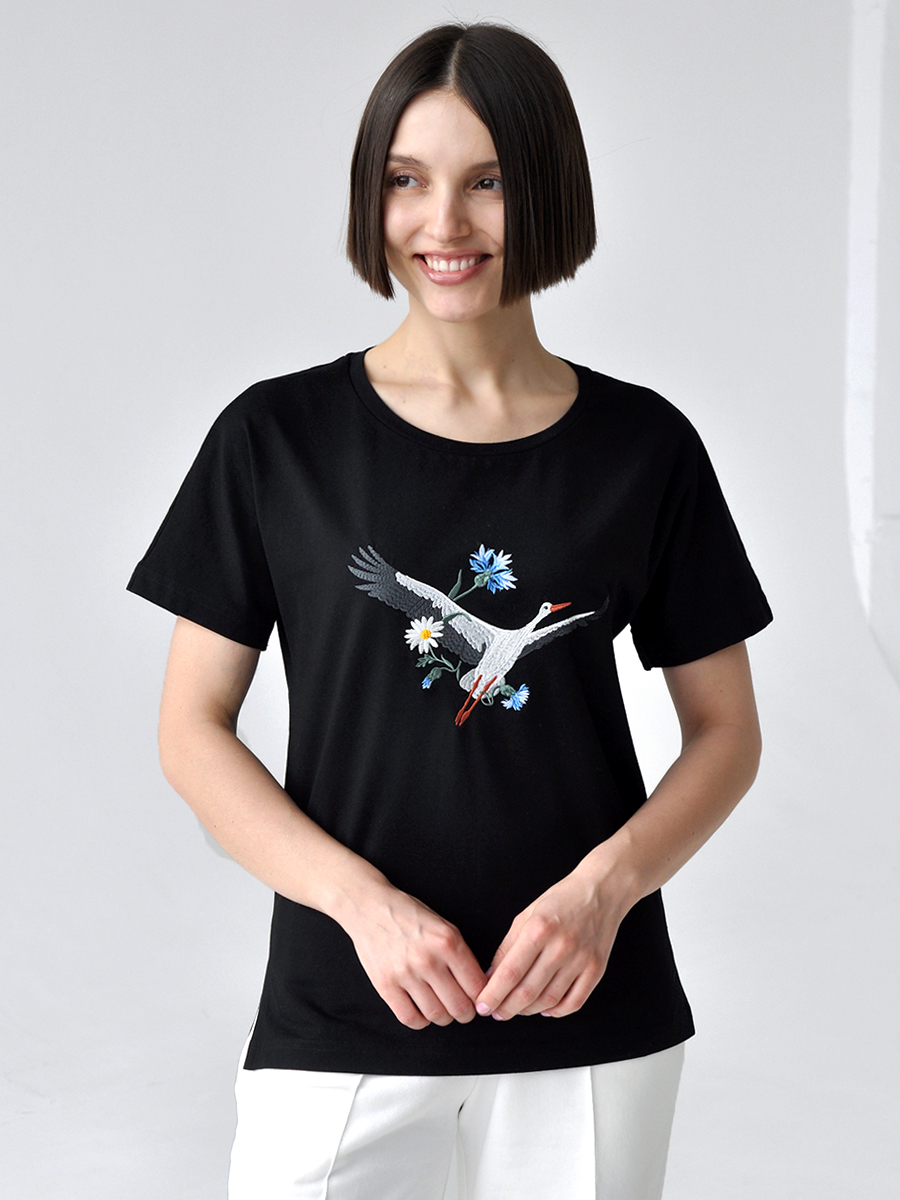 Женская черная футболка со спущенным плечом с вышивкой "Аист"