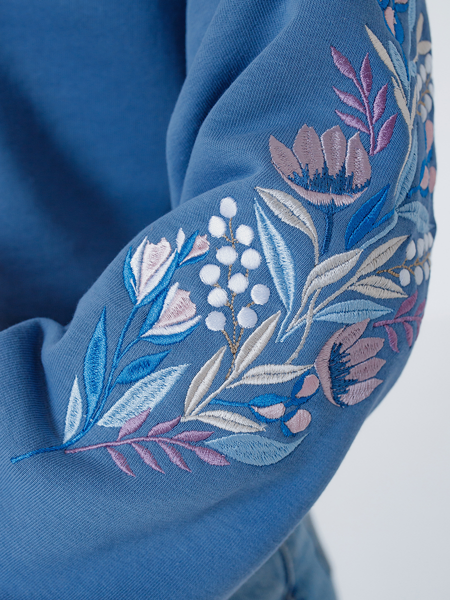 Женский свитшот оверсайз джинсового цвета с цветочной вышивкой на рукавах