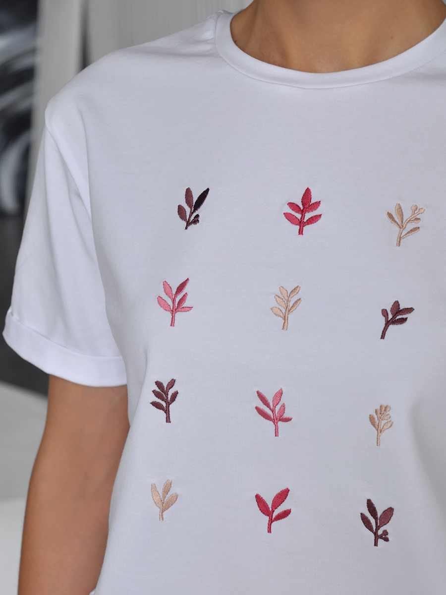 Женская белая футболка оверсайз с вышивкой "Листопад"