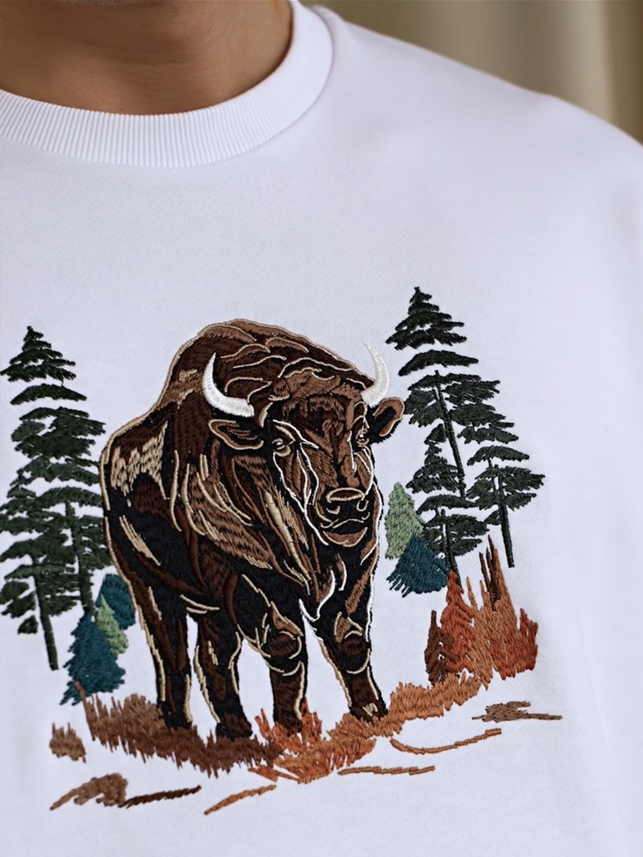 Свитшот мужской белый с вышивкой "Зубр"