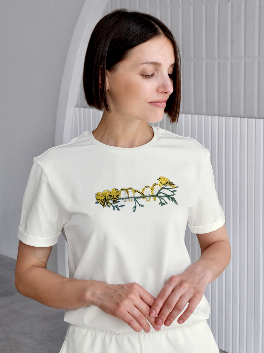 Женская молочная футболка оверсайз с вышивкой "Птичьи посиделки"