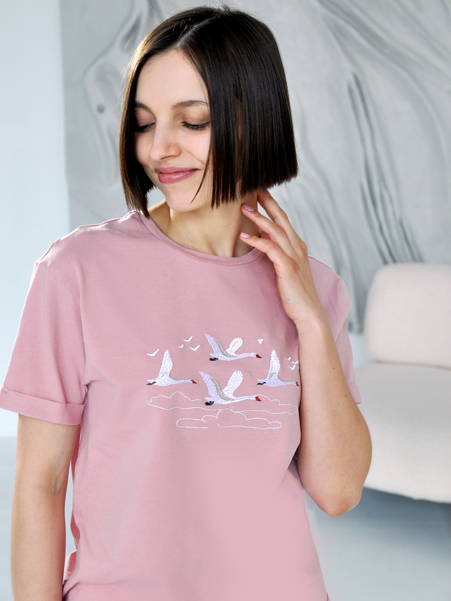 Женская футболка цвета пыльная роза оверсайз с вышивкой "Лебеди"