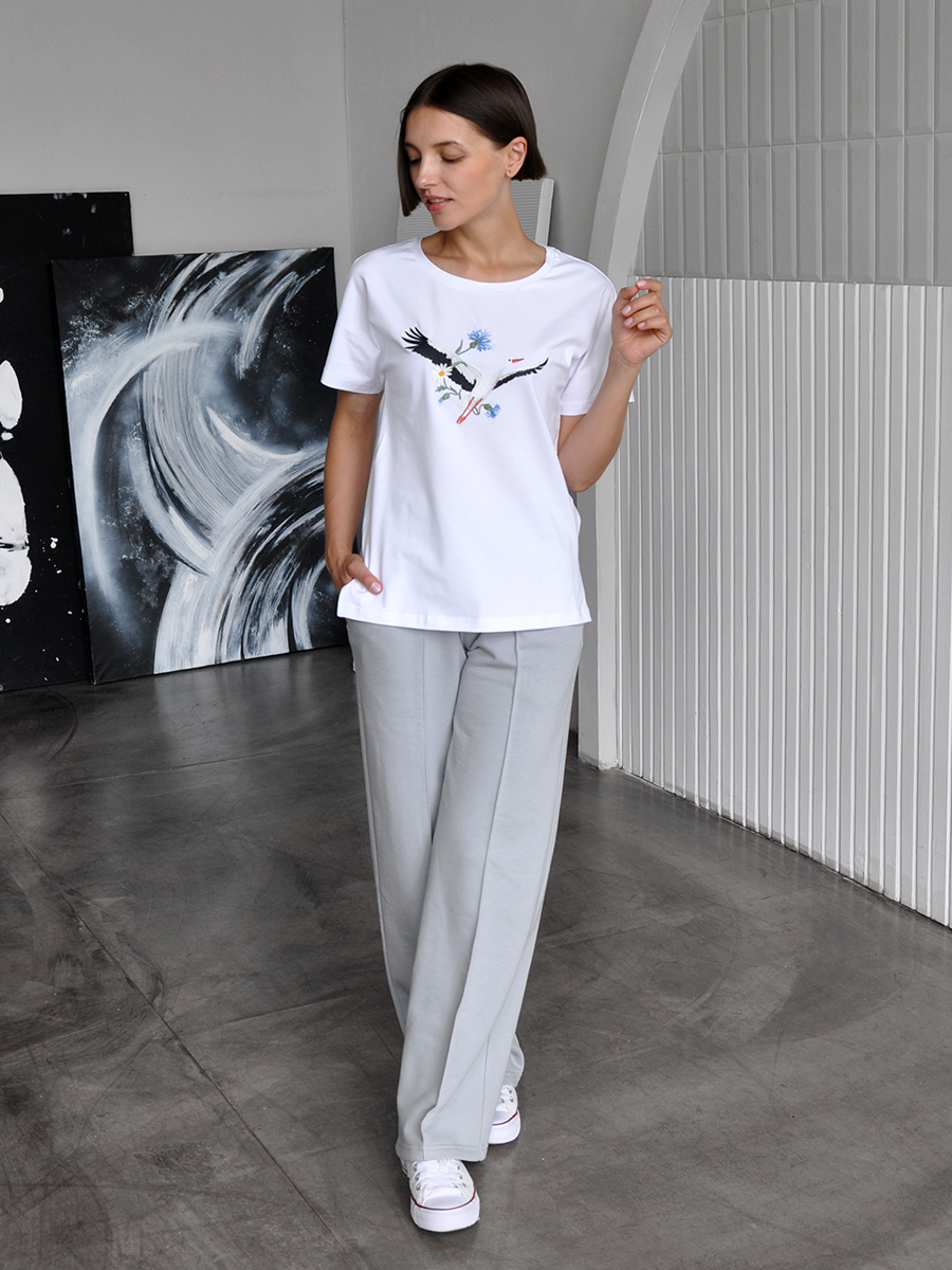 Женская белая футболка со спущенным плечом с вышивкой "Аист"