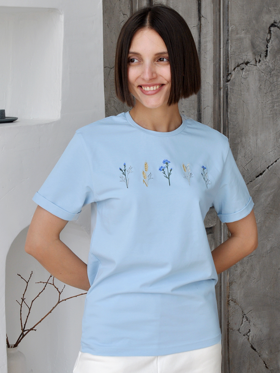 Женская голубая футболка оверсайз с вышивкой "Шёпот полей"