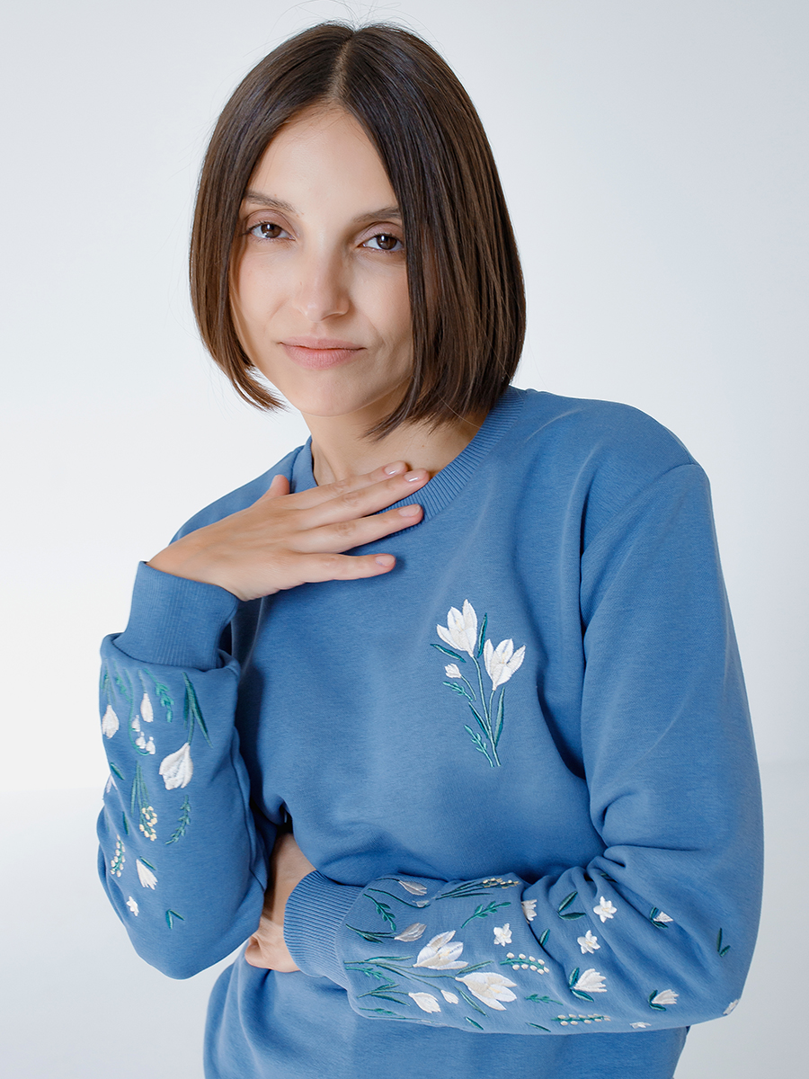 Женский свитшот джинсового цвета прямого кроя с вышивкой "Крокусы"