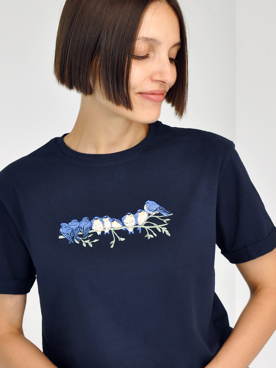 Женская темно-синяя футболка оверсайз с вышивкой "Птичьи посиделки"