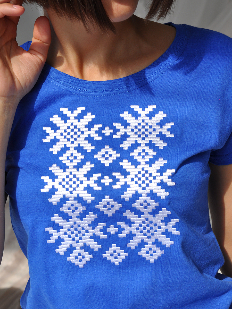 Женская футболка васильковая с белой вышивкой "Ярыла" 