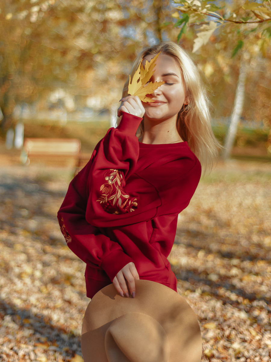 Винный женский свитшот оверсайз с цветочной вышивкой на рукавах