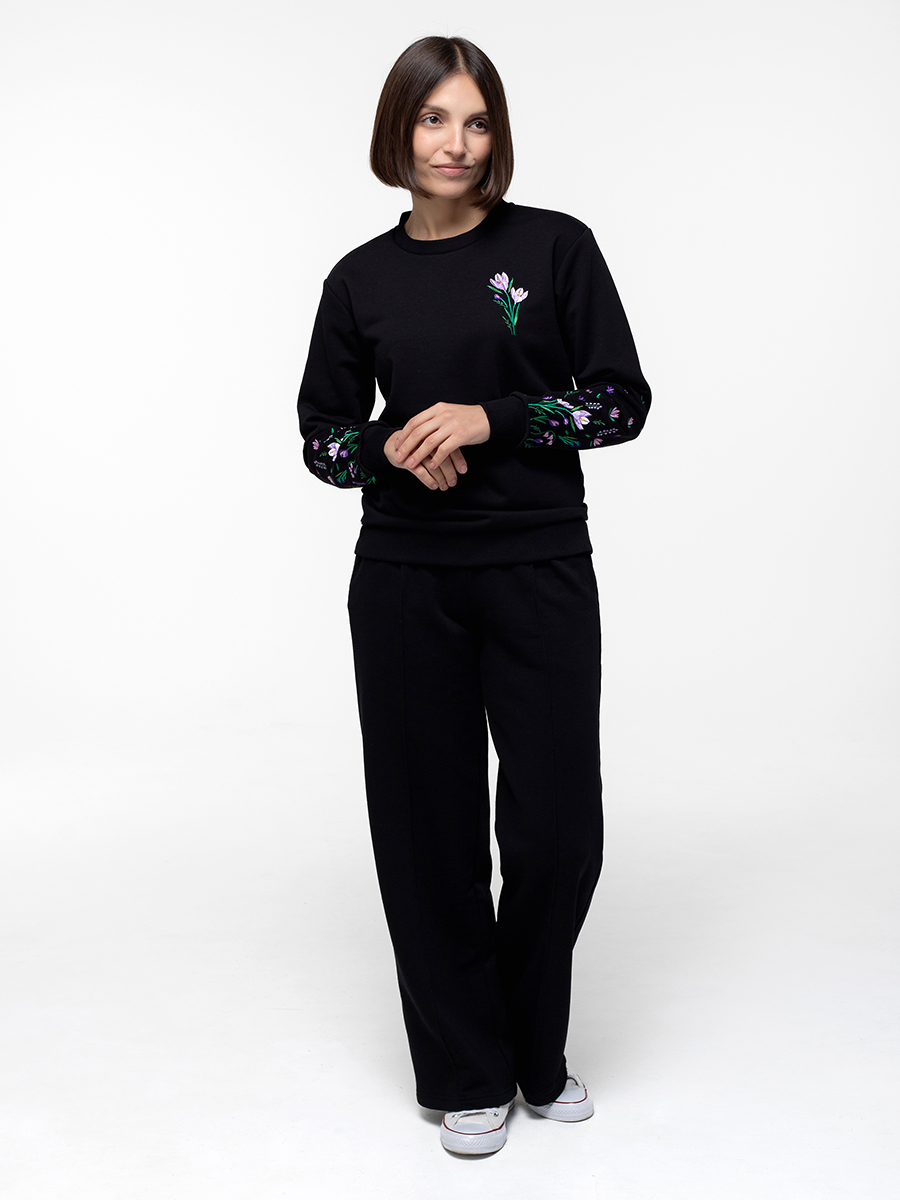 Женский свитшот черный прямого кроя с вышивкой "Крокусы"