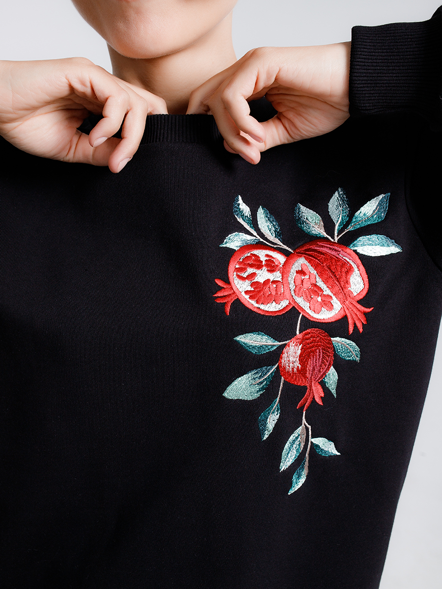 Женский свитшот черный прямого кроя с вышивкой "Гранат"