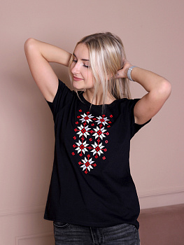 Женская футболка черная с красно-белой вышивкой "Жыццё" 
