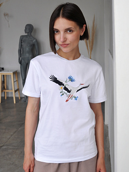 Женская белая футболка оверсайз с вышивкой "Аист"