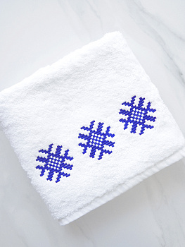 Белое полотенце с синей вышивкой "Ярыла" 