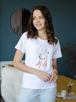 Женская белая футболка со спущенным плечом и разрезами с вышивкой "Девушка с косичками"