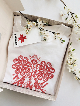 Женская футболка белая с красной вышивкой "Каханне"