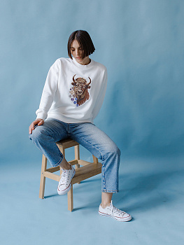 Свитшот женский оверсайз молочного цвета с вышивкой "Бизон"