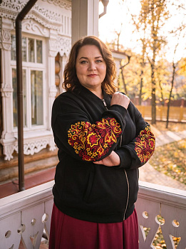 Бомбер черный женский plus size с вышивкой "Красочный вернисаж" 