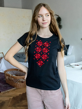 Женская футболка черная с красной вышивкой "Жыццё" 