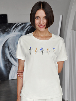 Женская молочная футболка со спущенным плечом с вышивкой "Шёпот полей"
