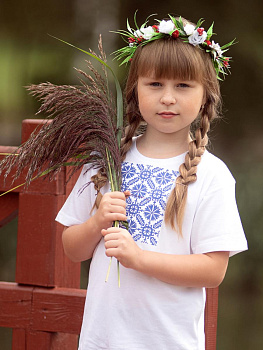 Детская футболка белая с синей вышивкой "Пяшчота"