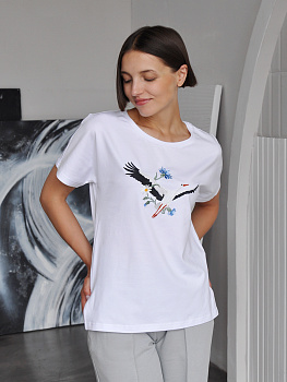 Женская белая футболка со спущенным плечом с вышивкой "Аист"