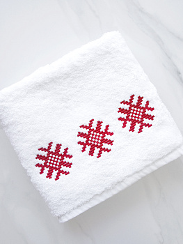 Белое полотенце с красной вышивкой "Ярыла" 