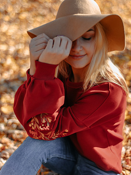 Винный женский свитшот оверсайз с цветочной вышивкой на рукавах