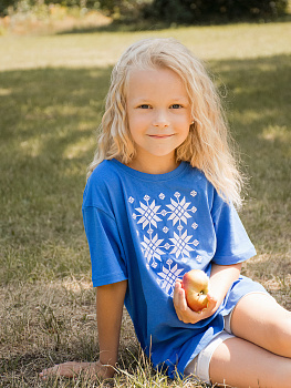 Детская футболка васильковая с белой вышивкой "Жыццё" 