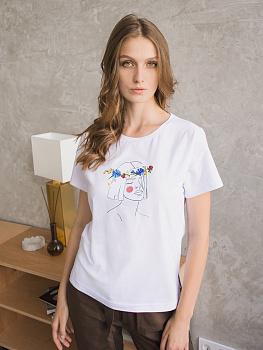 Женская белая футболка со спущенным плечом и разрезами с вышивкой "Девушка с венком"