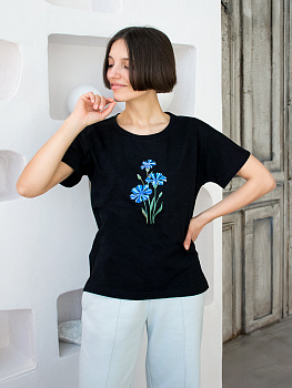 Женская черная футболка со спущенным плечом и разрезами с вышивкой "Василек"