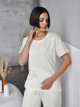 Женская молочная футболка со спущенным плечом с вышивкой "Ромашечки"
